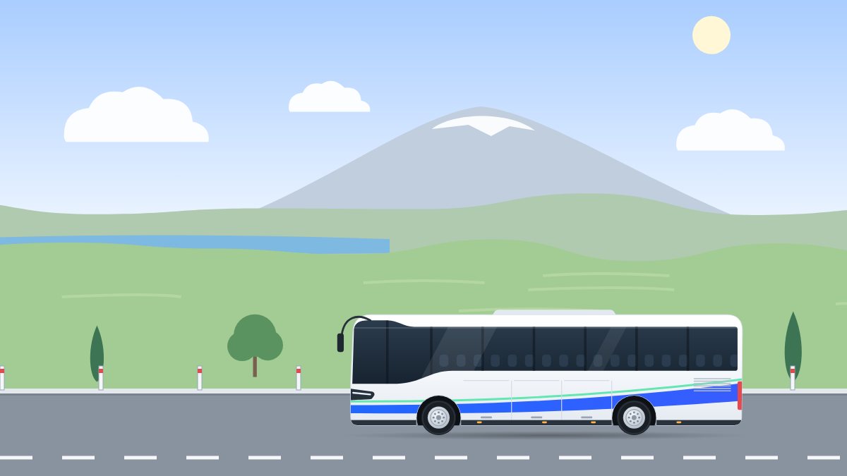איור למדריך עלויות הסעות: אוטובוס תיירים נוסע בין הגבעות הירוקות של הגליל, מול הכנרת והחרמון.