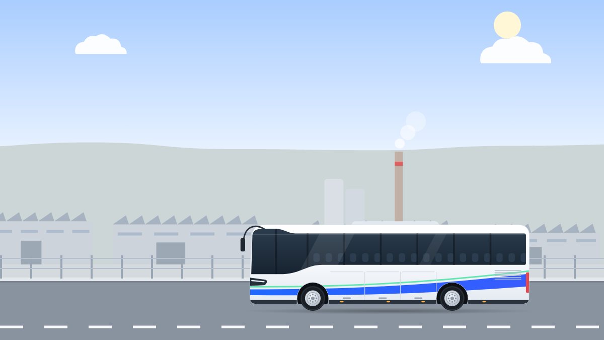 איור למדריך חוזה הסעות עובדים: אוטובוס תיירים נוסע באזור תעשייה בצהריים, ליד מבני מפעל וארובה.