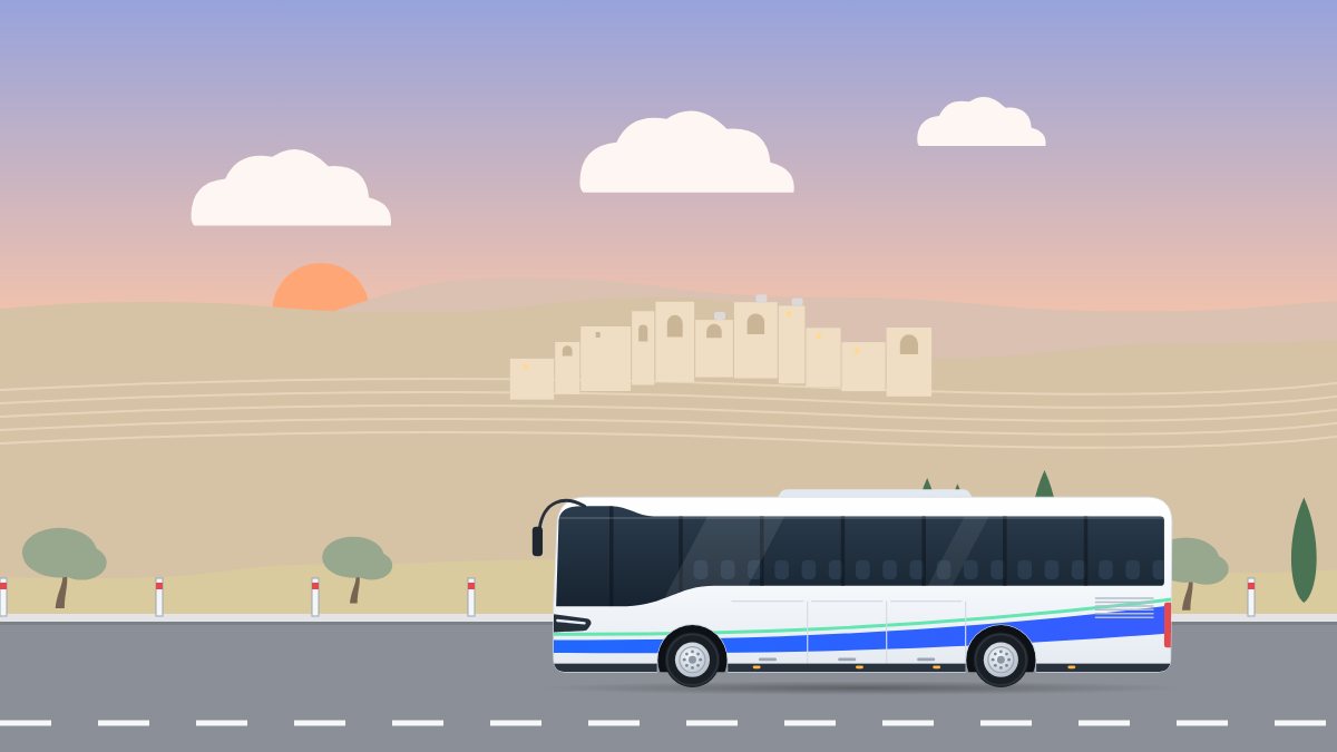 איור למדריך הסעות בשבת ובחגים: אוטובוס תיירים נוסע בהרי ירושלים בדמדומים, ובבתי האבן כבר דולק אור.